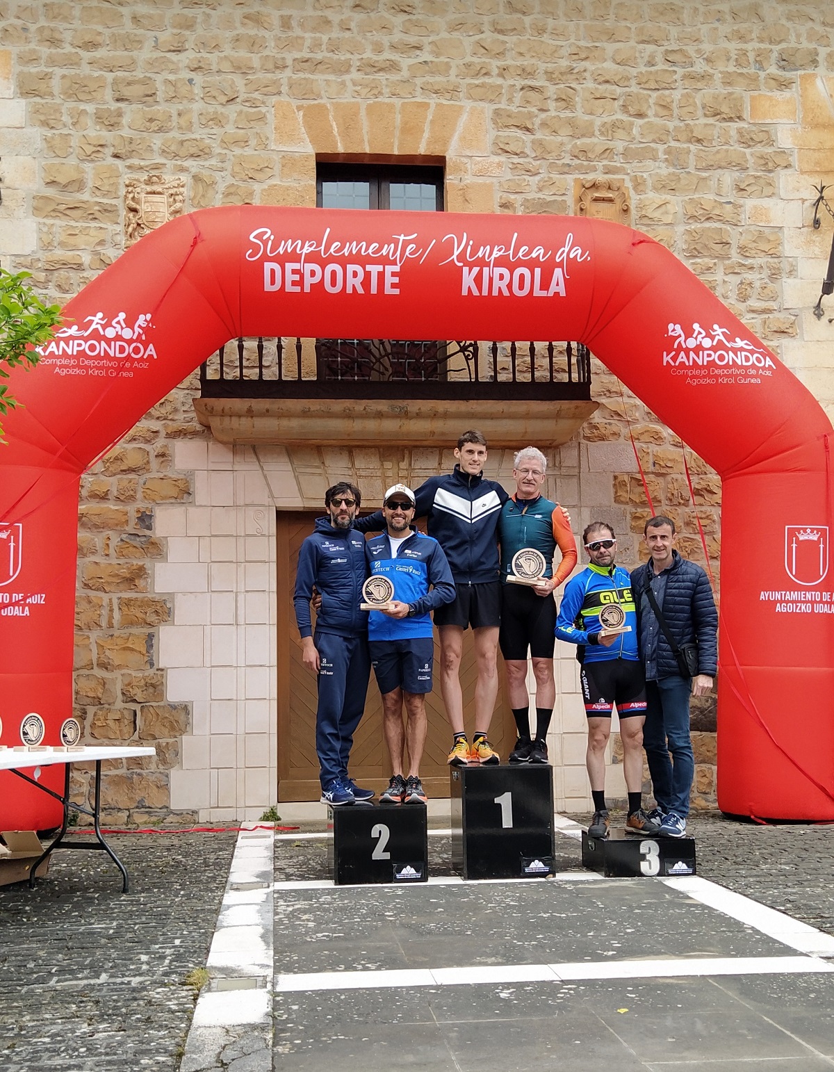 Xabi Macías y Nuria Rodríguez reinan en Aoiz